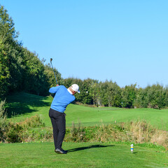 Golfspieler beim Abschlag