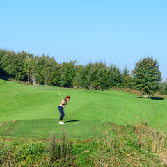 Golferin am Tee