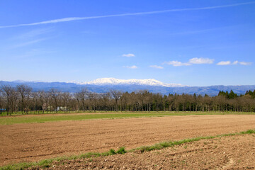 春の飯豊連峰（福島県・喜多方市）