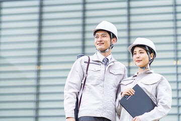 作業着を着た日本人男女　ポートレート