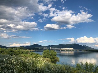 강가 맑은 하늘 경치