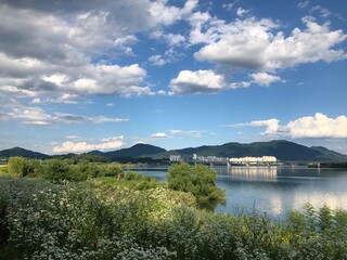 강가 맑은 하늘 경치