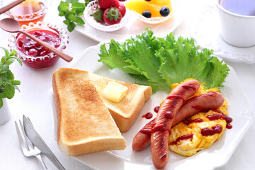 Breakfast plate with buttered toast, scrambled egg and sausage. トースト　たまご　ソーセージ　朝食