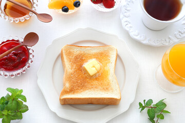 Delicious buttered toast on plate.  バタートースト