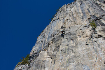 Bergsteiger beim Überprüfen der Festigkeit der Wand
