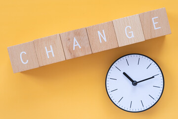 変更、改革、改善｜「CHANGE」と書かれた積み木ブロックと時計