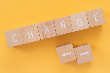 変更、改革、改善｜「CHANGE」と書かれた積み木ブロック