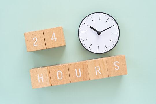 24時間｜「24HOURS」と書かれた積み木ブロックと時計