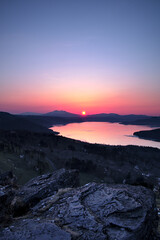朝日の昇る夜明けの空。