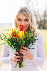 Frau mit Blumenstrauss Frühling outdoor available Light, weißes Kleid, Frühlingsgruss, blonde...