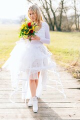 Frau mit Blumenstrauss Frühling outdoor available Light, weißes Kleid, Frühlingsgruss, blonde...