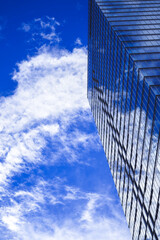 青空が写るビル