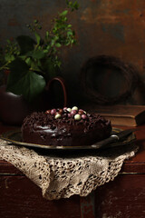 Schokoladencremetorte dekoriert mit schokolierten Beeren