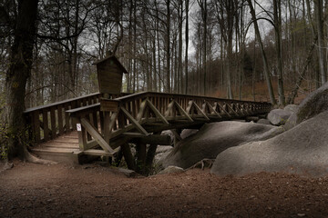 Wunderschöne Holzbrücke im Wald mit dramatische Look