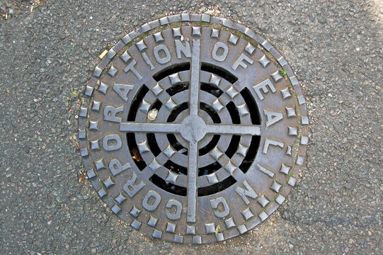 Ealing manhole cover