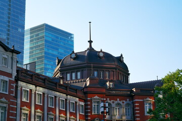 Fototapeta premium レトロ調の駅に注ぐ朝の風