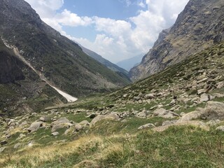 Fototapeta na wymiar Trekking and Hiking in the Mountains of Himachal Pradesh