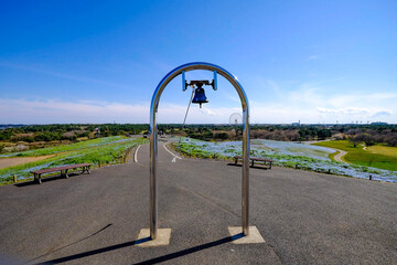 Bell hang on arch pole ,viewpoint on top hill of the Hitachi seaside park,famous blue nemophila&nbsp;flowers in spring surrounding in Japan.