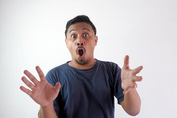 Naklejka premium funny asian guy shocked reaction face, man screaming at camera