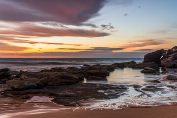 Obraz premium Sunrise at the seaside with pastel coloured clouds