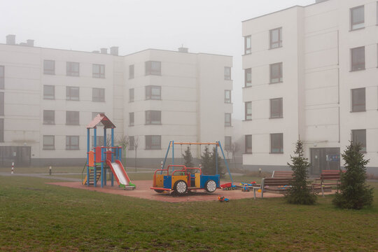 Osiedle mieszkaniowe i plac zabaw 