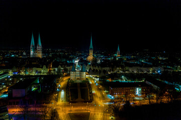 Nachtbild mit Silhouette Lübecks