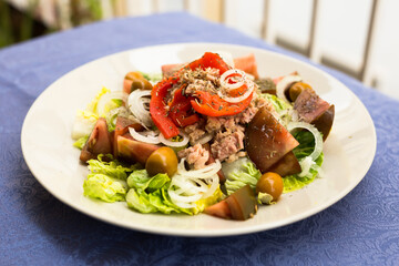 mediterranean vegetable salad with tuna