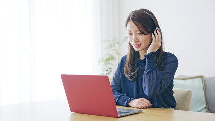 ビデオ通話する女性