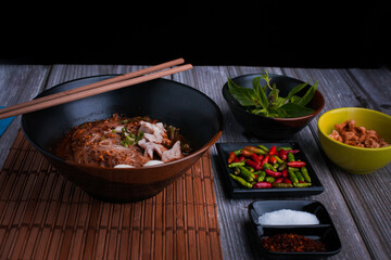 Thai flavored boat noodles, pork blood noodles, boat noodles, with fried pork skin And various condiments