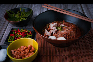Thai flavored boat noodles, pork blood noodles, boat noodles, with fried pork skin And various condiments