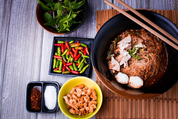 Thai flavored boat noodles, pork blood noodles, boat noodles, with fried pork skin And various condiments