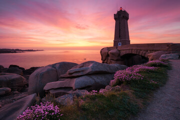 The Ploumanac'h lighthouse at sunset, Brittany, France - obrazy, fototapety, plakaty