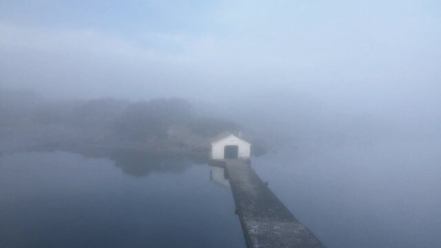 Amanecer y niebla en Fornells, Menorca