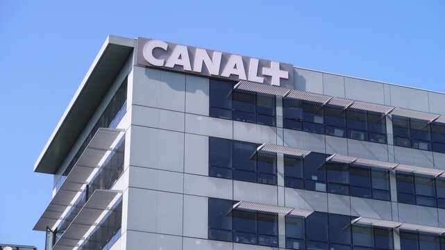 Enseigne / logo de la c&eacute;l&egrave;bre cha&icirc;ne de t&eacute;l&eacute;vision fran&ccedil;aise Canal+ (Canal Plus) au sommet du b&acirc;timent du si&egrave;ge social de l'entreprise &agrave; Boulogne-Billancourt &ndash; avril 2021 (France)