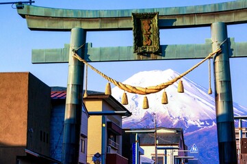 晴れた日の富士山と、山梨県富士吉田市の観光名所 金鳥居をアップで撮影