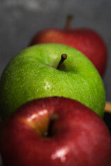 green and red apple in a row vertically on