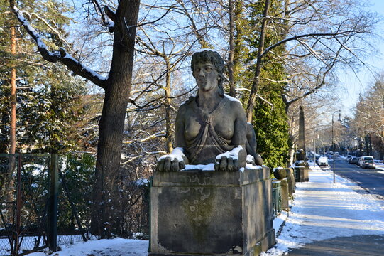 Statue auf der Bismarckbr&uuml;cke im Winter am Herthasee, Grunewald, Berlin