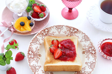 Delicious toast with strawberry jam and butter いちごジャムトースト