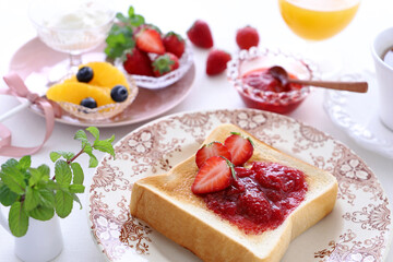 Delicious toast with strawberry jam, fresh strawberry and butter.
Selective focus. いちごジャムトースト