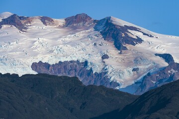 Vergletscherter Küstenberg auf Katmai, Alaska - Die rotbraune Färbung des Schnees kommt durch...