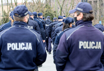 Oddział polskiej policji podczas akcji zabezpieczenia miasta.