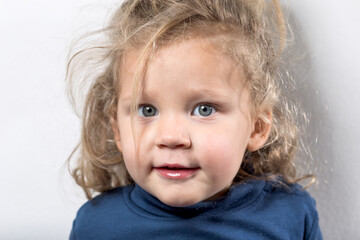 portrait petite fille charmante bouclé au yeux bleu