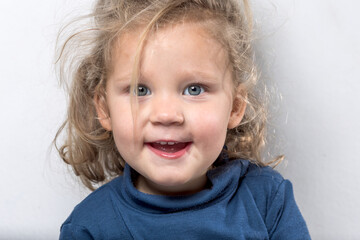 portrait petite fille charmante bouclé au yeux bleu