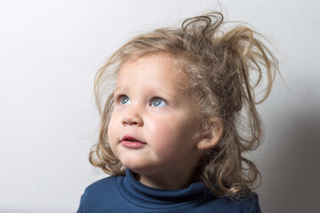 Naklejka premium portrait petite fille charmante bouclé au yeux bleu