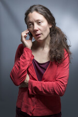 portrait jeune femme téléphone au travail