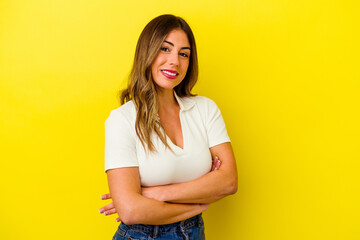 Obraz premium Young caucasian woman isolated on yellow background