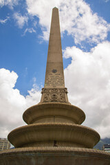 Obelisco de plaza Altamira, cielo con nubes.