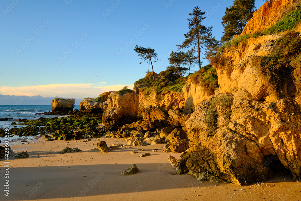 Canvas Prints Sonnenaufgang am Strand des Atlantik der Felsalgarve bei Albufeira, Algarve, Barlavento, Westalgarve, Distrikt Faro, Portugal, Europa