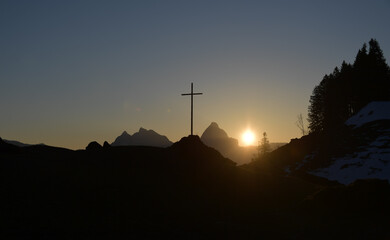 Sonnenaufgang mit Holzkreuz