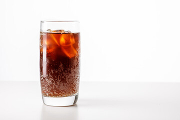 Cola Glas mit klaren Eiswürfeln isoliert auf weißem Hintergrund und platz für Pext
